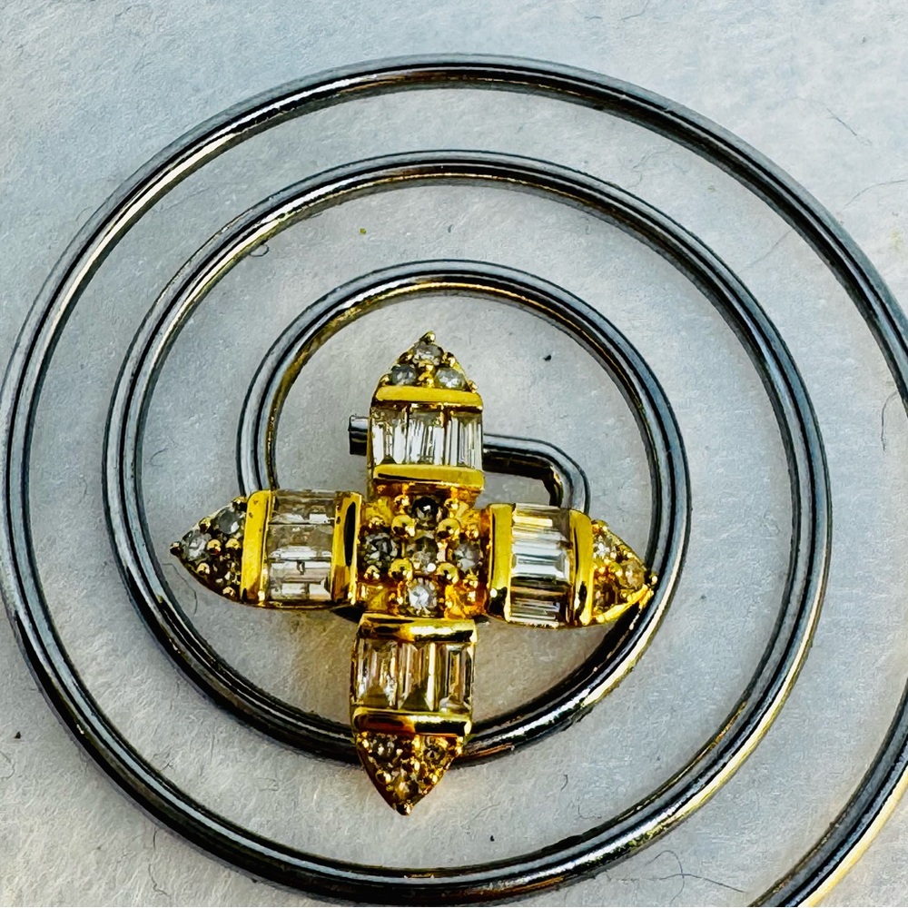 Natural Diamond Slide in a four point compass cross - Picture 3 of 5